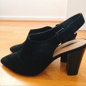 Black TAHARI Closed-Toed Block Heel Slingbacks